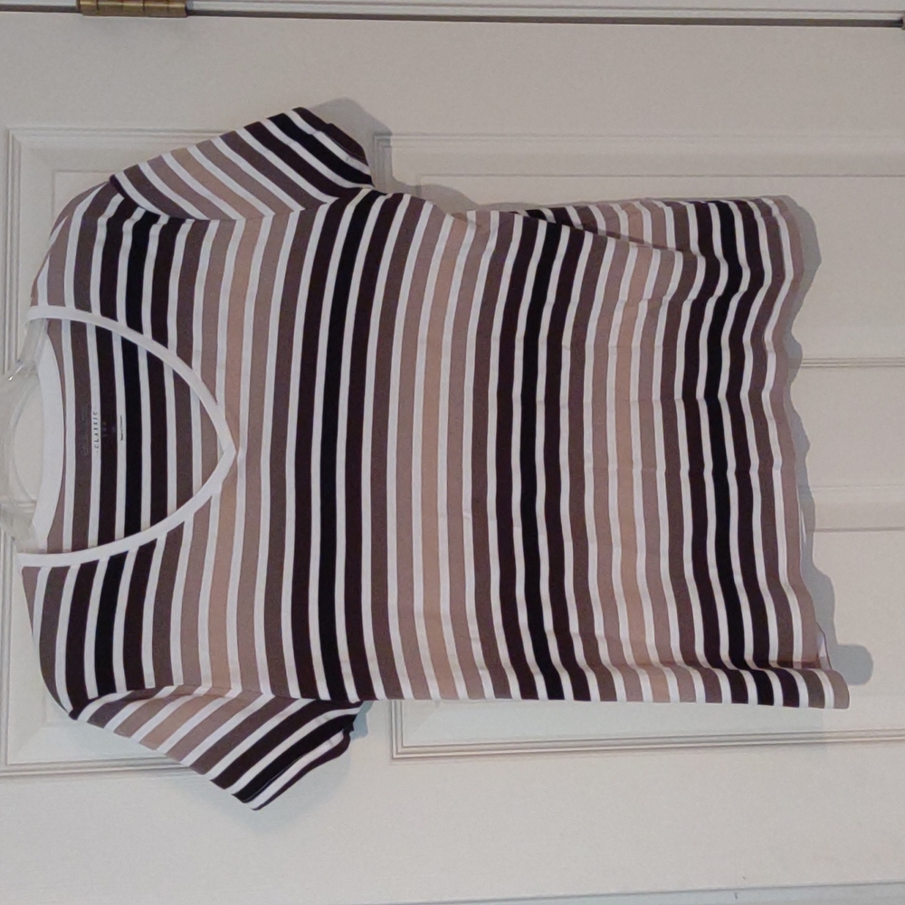 Short sleeve top in various shades of brown, size XL